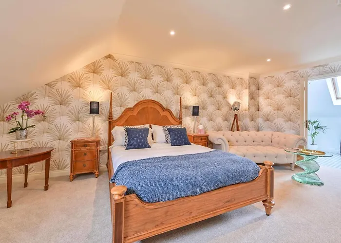 Lisburne Place - Luxury Three Bedroom Town House